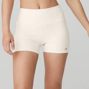 ALO 3" HIGH-WAIST AIRLIFT SHORT IVORY MEDIUM